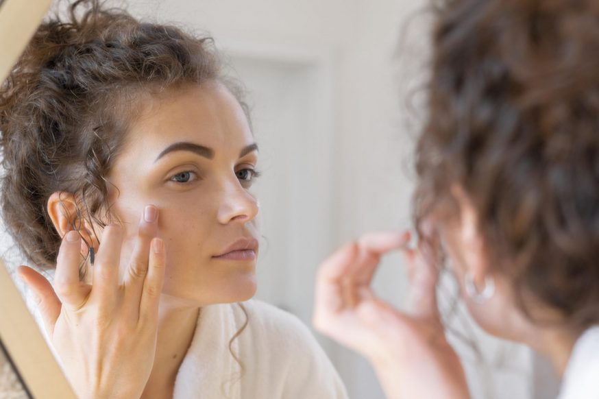Une femme qui fait un soin du visage